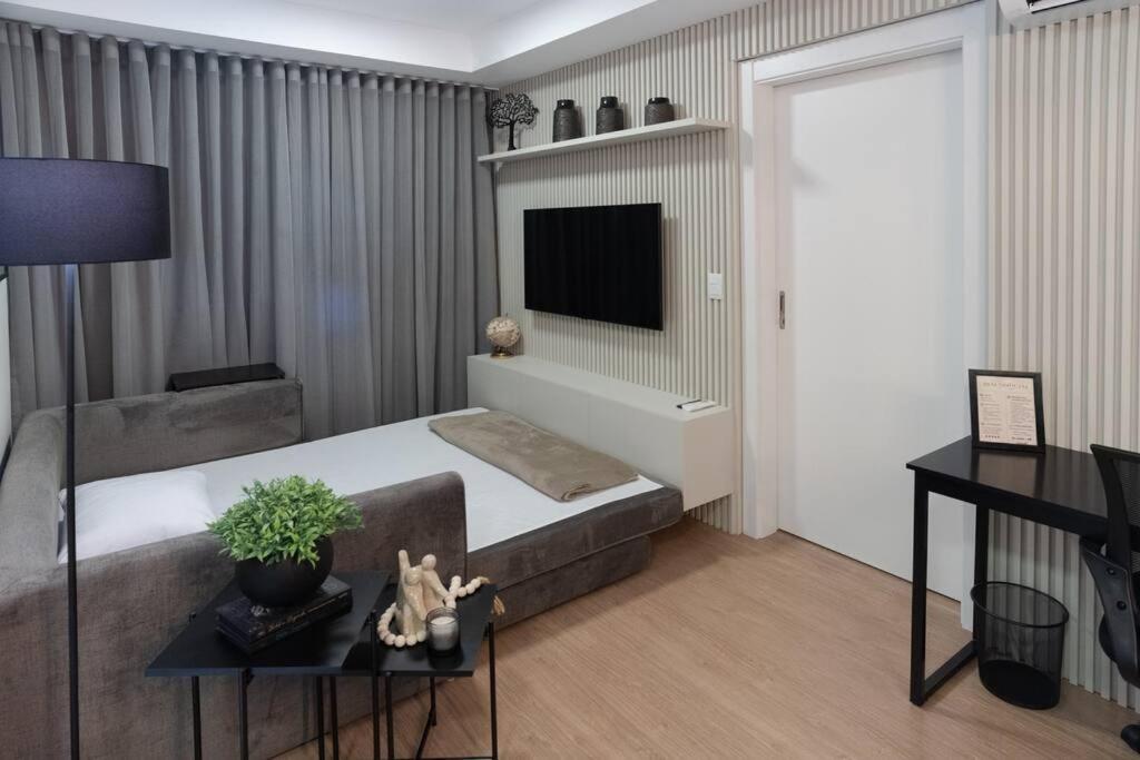 Luxo Na Gleba Com Ar Na Sala E Quarto, Lava E Seca E Academia Londrina